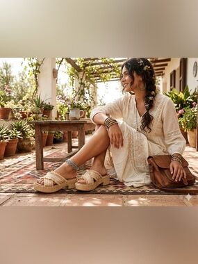 Universa  lThread  Woven Raffia Slide Sandals in Natural Tan size 6